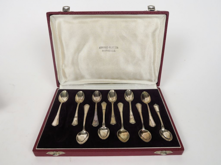 Onze cuillères à moka en argent, poinçon Minerve.  Dans leur coffret. 