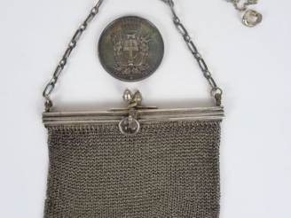 Vente aux enchères Sac du soir en argent, médaille en argent.  Poids. 190 gr   On y joint