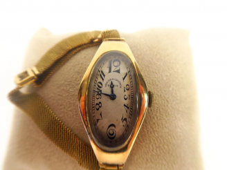 Vente aux enchères VACHERON CONSTANTIN.  Montre de dame, boitier de forme asymétrique et 