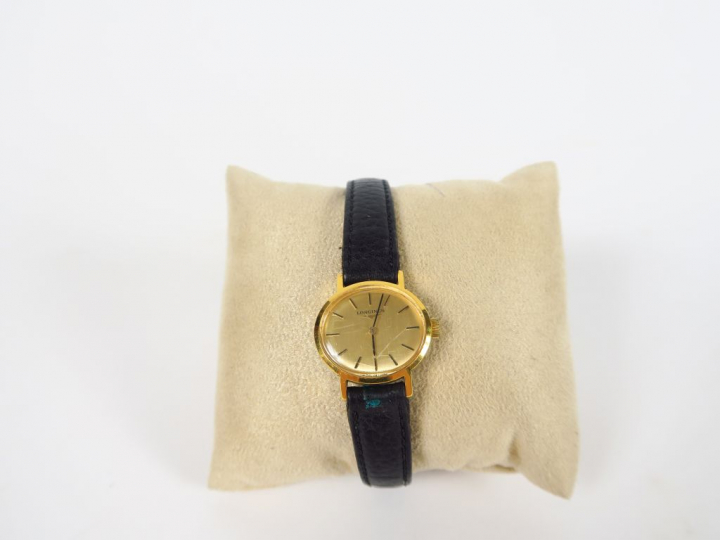 LONGINES.  Montre bracelet en métal doré.  Bracelet cuir.