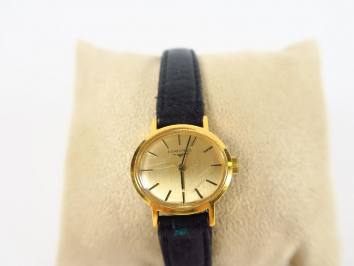 LONGINES.  Montre bracelet en métal doré.  Bracelet cuir.