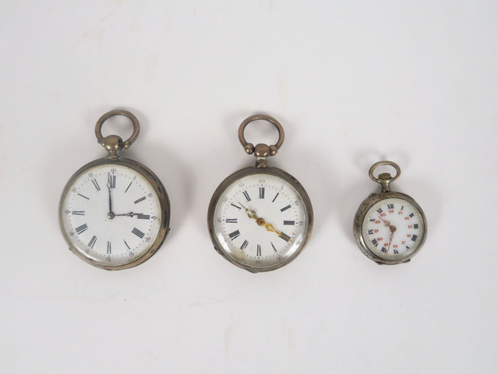 Deux montres de gousset et une montre de col en argent. Poids tel. 149