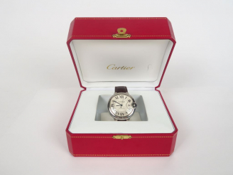 Vente aux enchères CARTIER.  Montre d'homme, modèle Ballon bleu, bracelet en cuir.