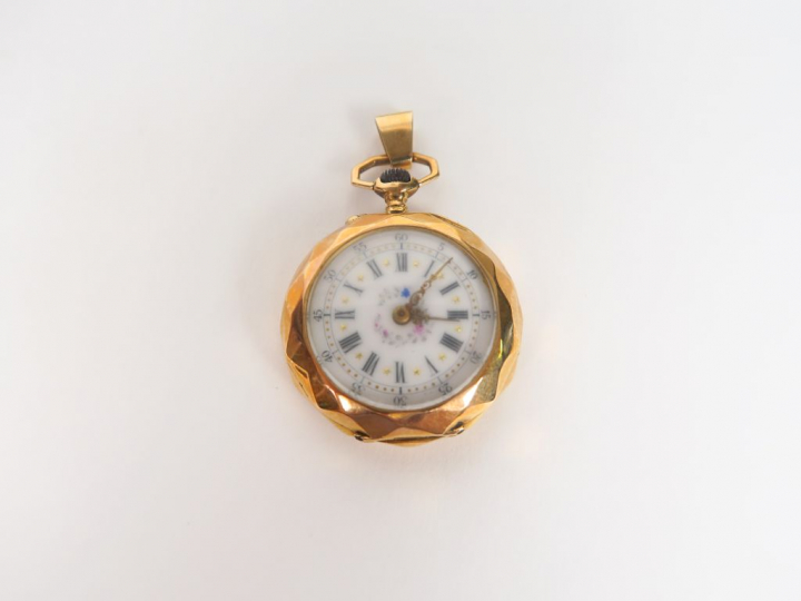 Montre de col en or jaune, lunette à motif géométrique, cadran émaillé
