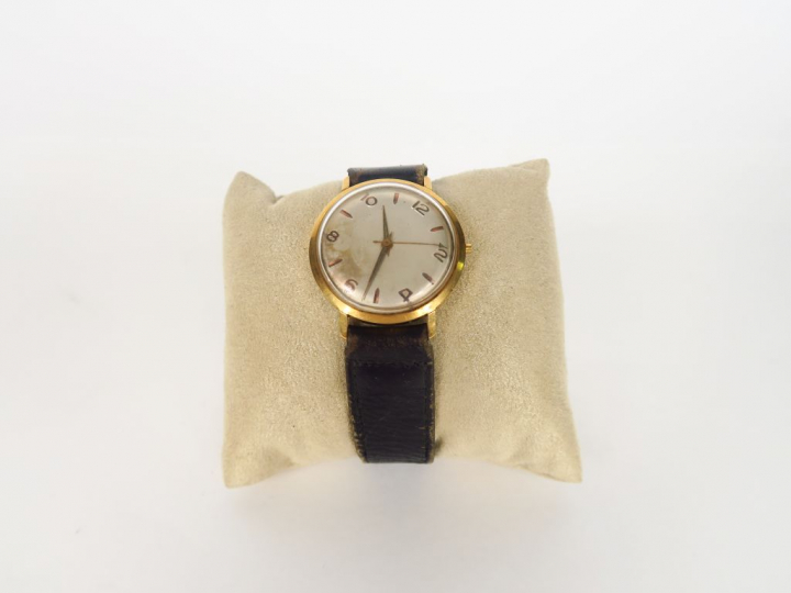 Montre d'homme boitier or, bracelet cuir. Poids tel. 36,6 gr
