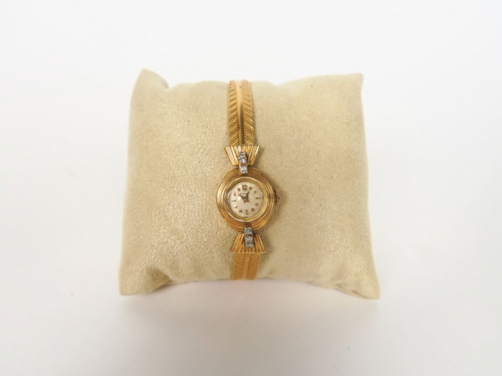 Montre de dame 1940, boitier et bracelet or, rehaussée de deux lignes 