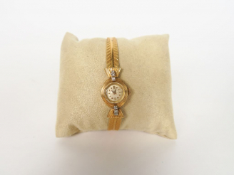 Vente aux enchères Montre de dame 1940, boitier et bracelet or, rehaussée de deux lignes 