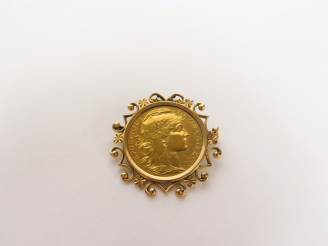 Vente aux enchères Broche en or jaune, ornée d'une pièce de 20 Francs or, 1901. Poids. 9,