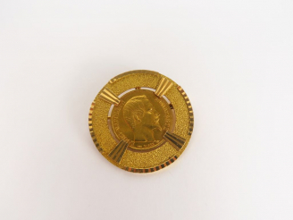 Vente aux enchères Broche de style Art déco en or, ornée d'une pièce de 20 Francs or, 185