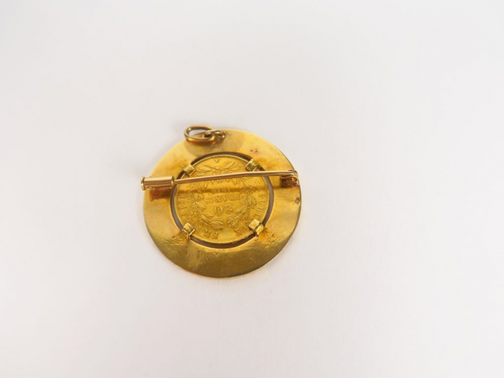 Broche de style Art déco en or, ornée d'une pièce de 20 Francs or, 185