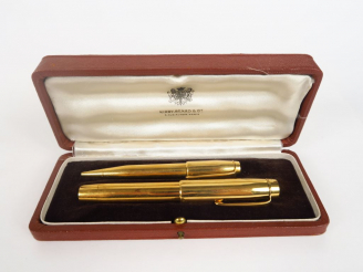 Vente aux enchères Stylo bille et stylo plume en or. Poids tel. 55 gr