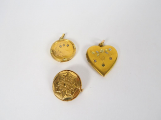 Vente aux enchères Trois pendentifs : deux porte-photos dont un en forme de cœur, et une 