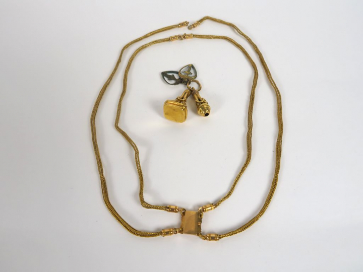 Collier en or double rangs, maille tressée. On y joint deux pendentifs