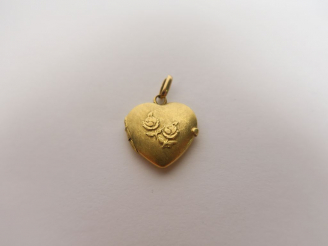 Vente aux enchères Pendentif or en forme de cœur. Poids. 3,8 gr