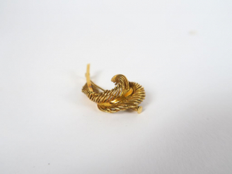 Vente aux enchères Broche en or en forme de plume.  Poids. 9,6 gr