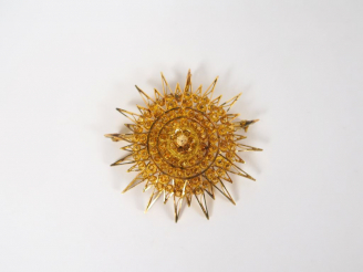 Vente aux enchères Belle broche en or en forme de soleil .  Poids. 20,8 gr