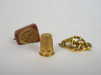 Vente aux enchères Dé en or et broche en or.  Poids. 9 gr
