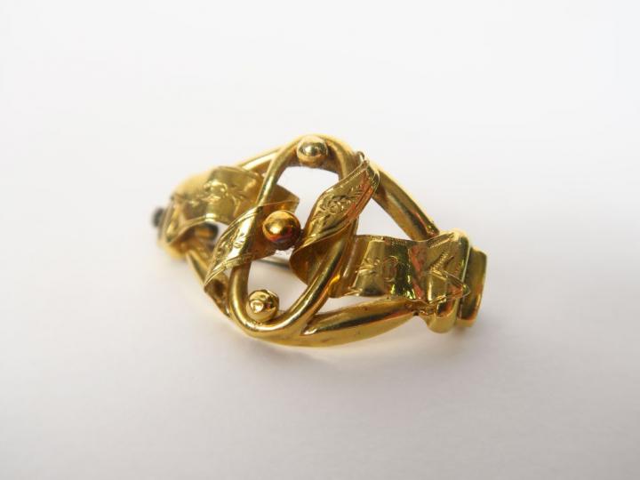 Dé en or et broche en or.  Poids. 9 gr