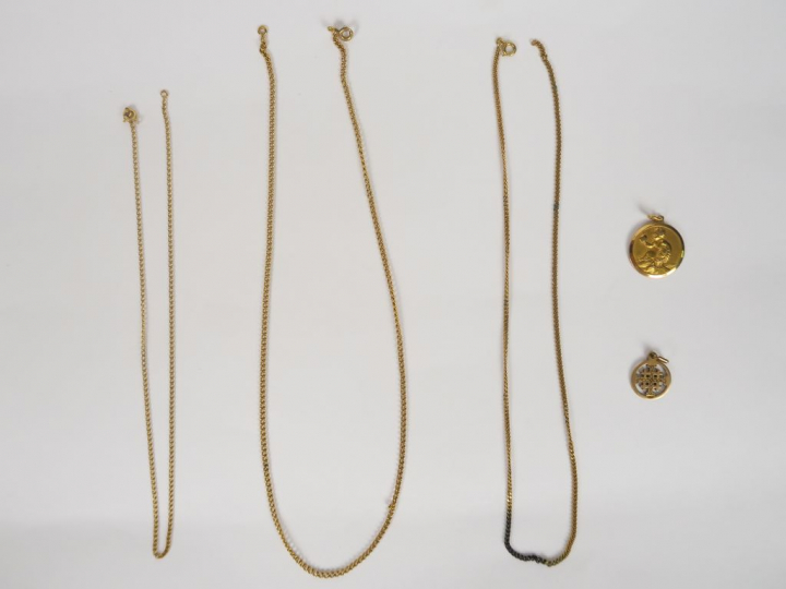 Trois chaines et deux médailles en or. Poids. 29 gr