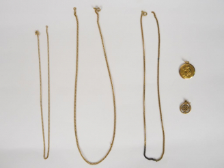 Vente aux enchères Trois chaines et deux médailles en or. Poids. 29 gr