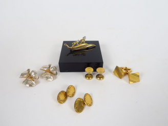 Vente aux enchères Lot comprenant trois paires de boutons de manchettes (une accidentée),