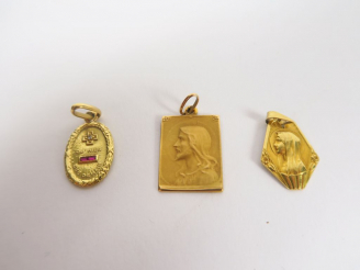 Vente aux enchères Ensemble de trois médailles en or.  Poids. 7,9 gr