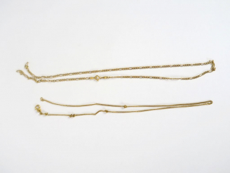Vente aux enchères Deux différentes chaines en or jaune.  (une cassée) Poids. 6,75 gr