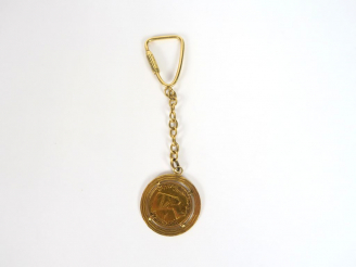 Vente aux enchères Pièce égyptienne montée en porte-clés en or jaune. Poids. 15,22 gr
