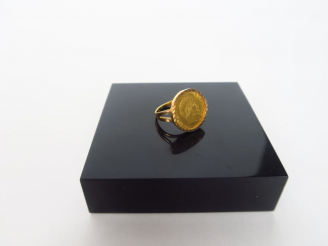 Vente aux enchères Bague en or jaune, ornée d'une pièce de 5 Francs or 1860. Poids. 5,54 