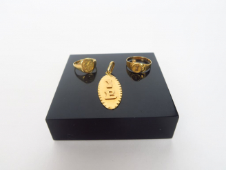Vente aux enchères Lot comprenant : un pendentif et deux petites bagues chevalière en or 