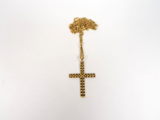 Vente aux enchères Chaine en or jaune, maille forçat.  On y joint un pendentif en forme d