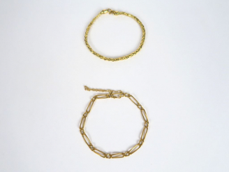 Vente aux enchères Lot comprenant :  - un bracelet en or jaune, maille palmier. - un brac