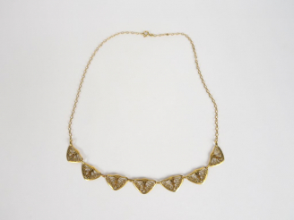 Vente aux enchères Collier en or jaune, à décor de filigrane. Poids. 7,69 gr