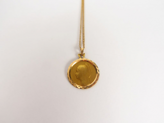 Vente aux enchères Médaille de baptême et sa chaine en or jaune.  Poids. 6,84 gr