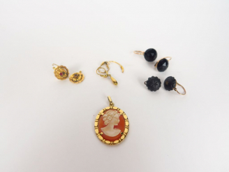 Vente aux enchères Camée sur pierre dure orné d'un profil de jeune femme, monture or jaun