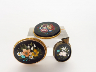 Vente aux enchères Broche en micromosaique et deux broches en marqueterie de marbre vers 