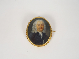 Vente aux enchères Broche en or fin XVIIIème, ornée d'une miniature sur nacre 'Portrait d