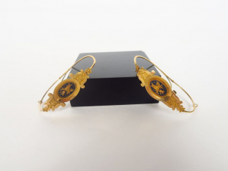 Vente aux enchères Paire de perce-oreilles Napoléon III de style Louis XVI en or et émail