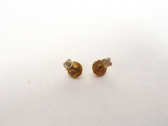 Vente aux enchères Paire de perce-oreilles en or jaune, ornés d'un petit diamant.  Poids 