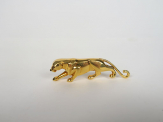 Vente aux enchères CARTIER.  Broche "Panthère" en or.  Signée  Poids. 16 gr