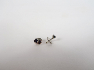 Vente aux enchères Paire de perce-oreilles en or blanc et petits saphirs.  Poids. 1,5 gr