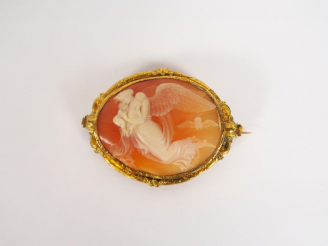 Vente aux enchères Camée coquille Napoléon III, à décor de jeune femme ailée, monture or.