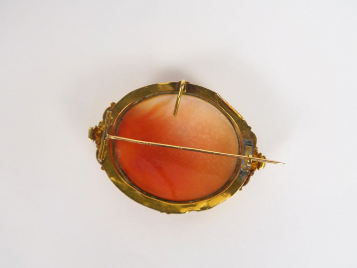 Camée coquille Napoléon III, à décor de jeune femme ailée, monture or.