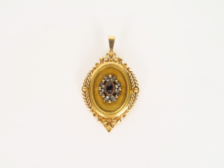 Pendentif Napoléon III en or, à décor de fleur, orné de roses et de gr