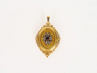 Vente aux enchères Pendentif Napoléon III en or, à décor de fleur, orné de roses et de gr