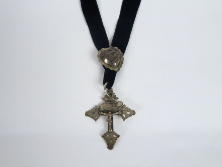 Collier en velours avec cœur et crucifix en argent. Poids. 26 gr (envi