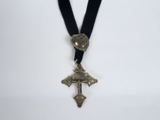 Vente aux enchères Collier en velours avec cœur et crucifix en argent. Poids. 26 gr (envi