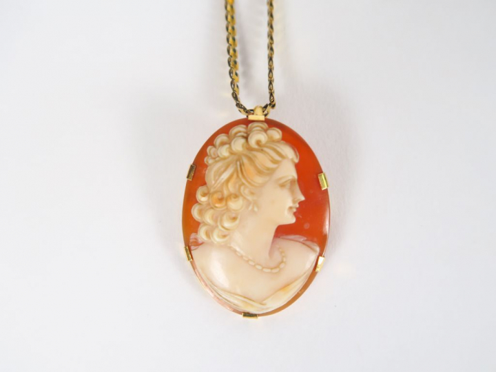 Broche camée coquillage 'profil de femme'.  Monture en or, chaine en m