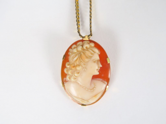 Vente aux enchères Broche camée coquillage 'profil de femme'.  Monture en or, chaine en m