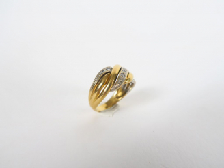 Vente aux enchères Bague en or torsadée, éclats d'imitations de diamants.  Poids. tel 4 g